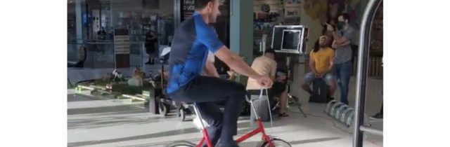 VIDEO: Športový moderátor jazdil po nákupnom centre na bicykli, ten to nezvládol