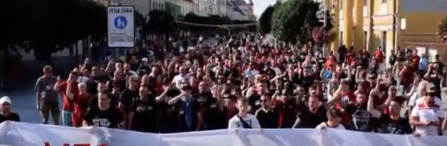 Fanúšikovia Spartaka Trnava žiadali na pochode mestom voľnejšie opatrenia na štadiónoch
