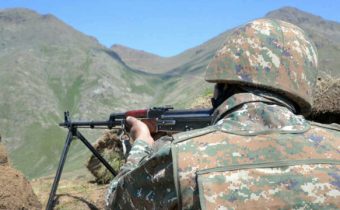 Jerevan oznámil, že azerbajdžanské jednotky ostreľovali arménske pozície na hraniciach