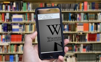 Spoluzakladatel Wikipedie tvrdí, že se webová stránka změnila v hřiště pro bohaté a mocné manipulátory