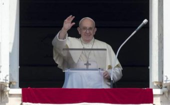 Diskriminácia neočkovaných sa im vypomstila: na omše s pápežom Františkom sa zatiaľ prihlásilo len pár tisíc ľudí. Cirkev je sklamaná. Veriaci pôjdu radšej do Maďarska, kde nebude žiaden pápežsky apartheid.