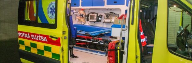 Agresívny muž začal vyvádzať v sanitke, záchranár skončil so zlomeným prstom (foto)