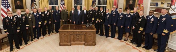 Q je americká vojenská rozviedka, ktorá naverbovala Trumpa za prezidenta, aby zabránila štátnemu prevratu