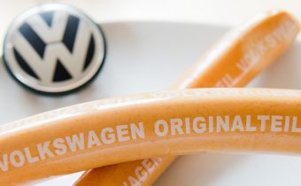 Vegan VW: Před půl rokem v Davosu s Klausem Schwabem chválil ekonomický pakt mezi EU a Čínou, teď v centrále automobilky zaměstnancům oznámil, že už nebudou v kantýně jíst maso, protože zvyšuje emise! Volkswagen jako první automobilka na světě přestane zaměstnancům v jídelnách podávat maso, na jídelníčku se objeví pouze veganské a vegetariánské pokrmy, zelenina, luštěniny, ale v budoucnu také hmyz a produkty z červů! Jedná se prý o experiment, který pomůže klimatu! Velký Reset opět úřaduje a Němci mlčí, naučili se držet hubu a krok!