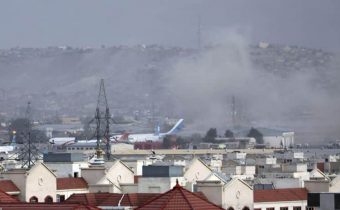 Výbuch pri kábulskom letisku si vyžiadal 60 civilných obetí.