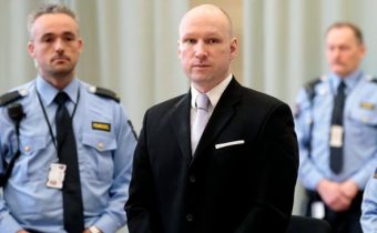Masový vrah Breivik sa pokúša podmienečne dostať z väzenia