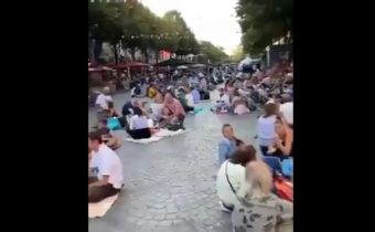 Lidé večeří před francouzskými kavárnami na protest proti pravidlům vakcinačního pasu