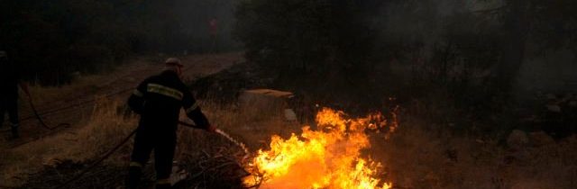 Na gréckom ostrove Eubója vypukol ďalší lesný požiar, bojujú s ním desiatky hasičov
