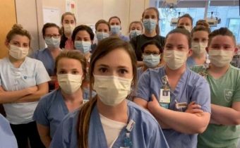 VIDEO: PROTI POVINNÉMU OČKOVANIU SA BÚRIA ZDRAVOTNÍCI AJ V USA A PODÁVAJÚ VÝPOVEDE. „Vy práve vyrábate krízu v zdravotníctve! Už teraz máme v USA nedostatok sestier,“ odkázala covid-byru zdravotná sestra