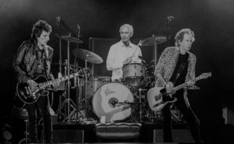 Legendárna skupina Rolling Stones prišla o bubeníka, Charlie Watts zomrel vo veku 80 rokov