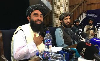 Prvá tlačová konferencia Talibanu – práva žien, boj proti drogám a islamská vláda
