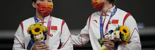 Čínske medailistky majú čo vysvetľovať, na odeve mali pripnuté odznaky komunistického vodcu Mao Ce-tunga