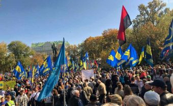 Ukrajinskí nacionalisti vyšli do ulíc vyjadriť Zelenskému svoje očakávania od návštevy USA