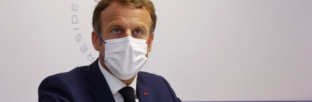 Francúzsky prezident Macron nalieha na očkovanie, vírus je stále prítomný
