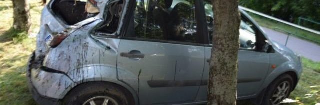 Senior pri prejazde kruhovým objazdom prerazil betónový obrubník, pomôcť mu už nedokázali (foto)