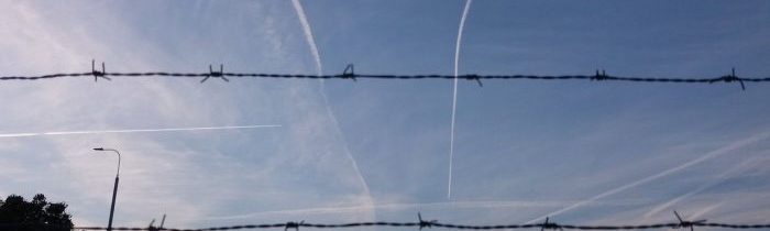 Tohle už překračuje všechny meze! Nad Brnem v úterý probíhalo na nebi tak mohutné práškování pomocí chemtrails, že se lidé při cestě do práce zastavovali a fotili si to!