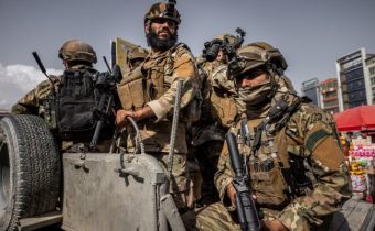 Afganskí vojaci vycvičení NATO odchádzajú slúžiť Talibanu