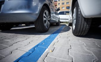Mesto Trnava chystá zmeny v platenom parkovaní, niektoré osoby by mohli využívať miesta zdarma