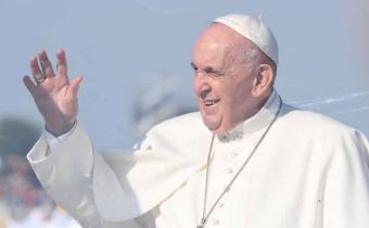 Pápež je v Šaštíne, vítali ho desaťtisíce ľudí.