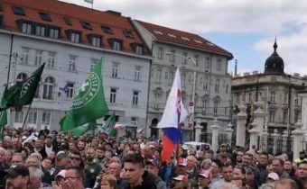NAŽIVO: V Bratislave už prišlo k prvému zatýkaniu. Robert Fico sa ukázal v Košiciach, jeho protest začína o 16. hodine.