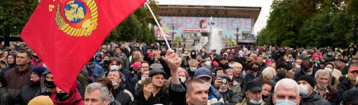 Stovky ľudí protestovali v Moskve proti výsledkom parlamentných volieb, demonštráciu organizovali komunisti