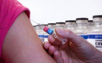 Nejohroženější jsou paradoxně ti po dvou vakcínách, přiznal izraelský premiér Bennett