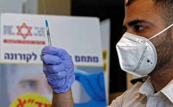 V Izraeli u väčšiny zaočkovaných Pfizerom za šesť mesiacov klesli protilátky 10-násobne