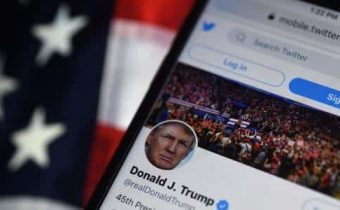 Trump chce späť svoje konto na Twitteri, obrátil sa na súd.