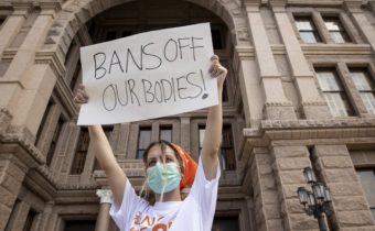 Naprieč USA demonštrovali tisíce žien voči sprísneniu interrupcií, Biden žiada blokáciu texaského zákona (video)