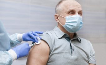 Koronavírus sa v súčasnosti na Slovensku šíri najmä medzi mladými, u starších badať výrazný benefit očkovania