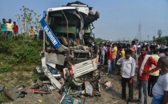 Pri havárii autobusu zomrelo dvanásť ľudí. Vodič zmenil smer jazdy, aby sa vyhol dobytku (foto)