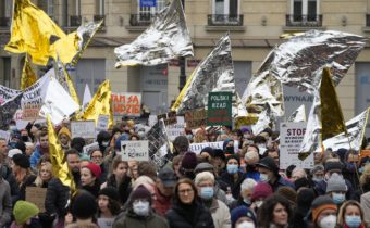 Tisíce ľudí protestovali vo Varšave proti vracaniu migrantov prichádzajúcich do Poľska z Bieloruska