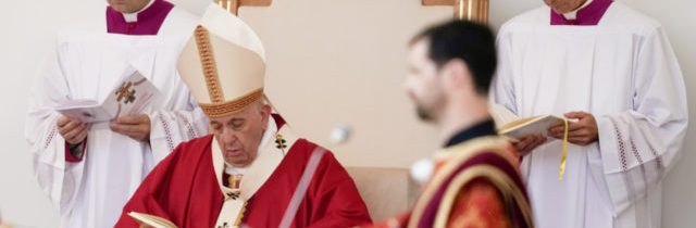 Prešovský arcibiskup Babjak ocenil desiatky ľudí, ktorí pomáhali počas návštevy pápeža Františka