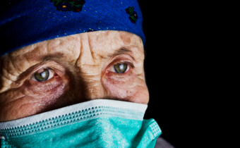 Babička, 82 let, špatně dýchá. Nutí jí respirátor, lékař křičel. ADVOKÁTKA HAMPLOVÁ ODKRÝVÁ HROZNOU REALITU SENIORŮ BEZ VAKCÍNY