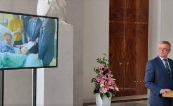Hrad ukázal video s hospitalizovaným prezidentem. O svolání sněmovny rozhodl před zneschopněním, tvrdí Mynář.