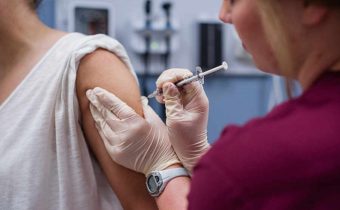 Dánsko a Švédsko pozastavujú očkovanie mladých ľudí vakcínou Moderna