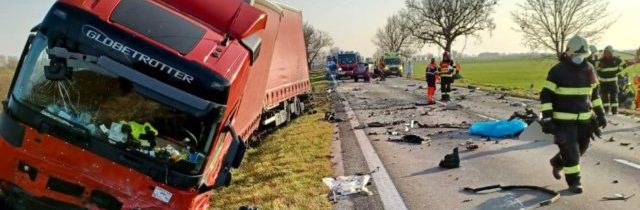 Po zrážke kamióna s autom zahynuli mladí ľudia, dôvodom nehody mohol byť mobil (foto)
