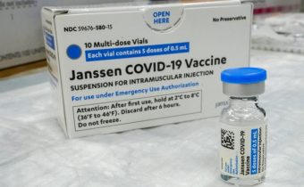 Reuters: Európska agentúra pre lieky zaradila medzi nežiaduce účinky vakcíny od Johnson & Johnson aj ďalšie závažné ochorenie-transverznú myelitídu
