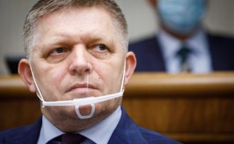 Novinári sú Sorosova skorumpovaná banda prasiat, vyhlásil Fico v parlamente