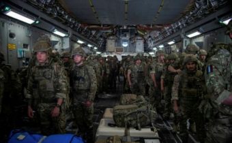 Na Ukrajinu dorazilo lietadlo s britskými vojakmi