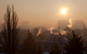 Východ Slovenska zasiahol smog, podľa meteorológov je na vine vykurovanie pevným palivom