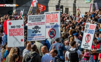 Ľudia opäť protestovali po celej Európe. Do ulíc vyšli odporcovia očkovania a totalitných korona-opatrení (VIDEA)