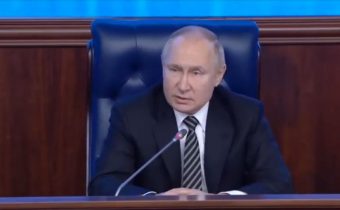 VIDEO: Už toho mám dost! Již nemáme kam ustupovat! Pokud USA nepřestanou s nasunováním zbraní na Ukrajinu, odpovíme vojenskými prostředky, i když do poslední chvíle prosazujeme diplomacii! Vladimir Putin v emotivním projevu k velitelům a náčelníkům generálního štábu sdružených ozbrojených sil Ruské federace obvinil USA z bezpečnostní eskalace v Evropě a z plánu na rozmístění raketových prostředků na Ukrajině a v zemích skupiny V4, včetně hypersonických zbraní! Projev ke generálům je považován za poslední varování Západu!