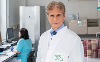 Německý profesor epidemiologie odmítl očkování dětí proti koronaviru, dostal padáka