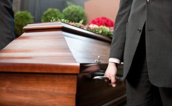 „TOLIK ÚMRTÍ NA KREVNÍ SRAŽENINY JAKO TENTO ROK JSEM NEVIDĚL ZA POSLEDNÍCH 14 LET!“ Ředitel pohřební služby z Anglie o obrovském nárůstu úmrtí na infarkty a trombózy po covid injekcích (VIDEO 7min, CZ Titl + Přepis)