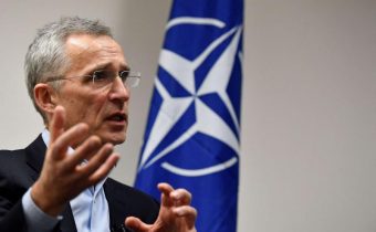 Šéfa NATO nazvali „lacnou prehnitou bábkou Washingtonu pľujúcou Kremľu do očí“