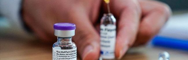Dve dávky našej vakcíny vás nezachránia pred „omikronom“, iba tri