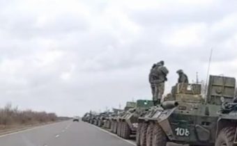 K hraniciam Krymu a Ukrajiny sa presúva ruská vojenská technika