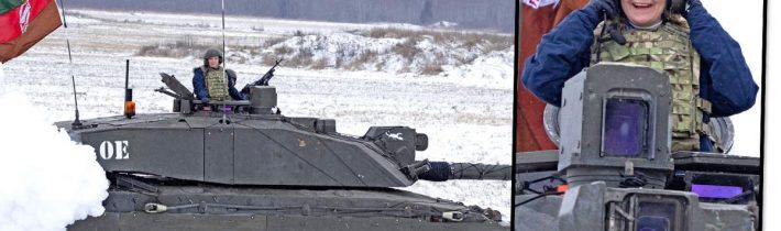 Britská ministerka sa previezla na tanku na hraniciach Ruska