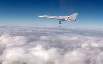 Masívny útok dvoch ruských bombardérov Tu-22M3 na teroristov v Sýrii